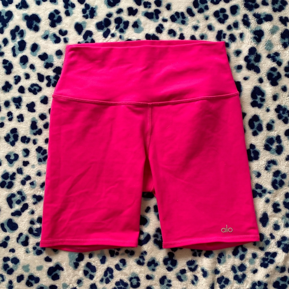 ALO bright pink bike shorts 💖